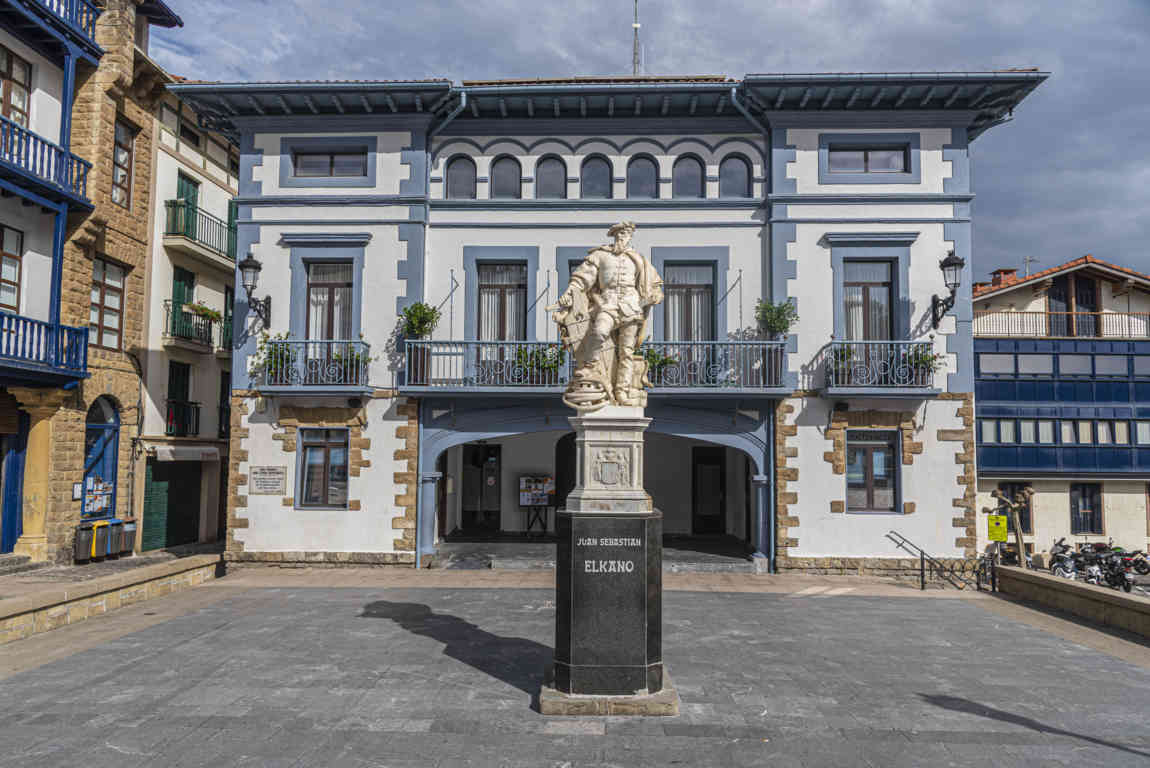 Guipúzcoa - Getaria 06 - Ayuntamiento y monumento a Juan Sebastián Elcano.jpg